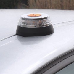 Baliza magnética led de emergencia sobre el techo del coche