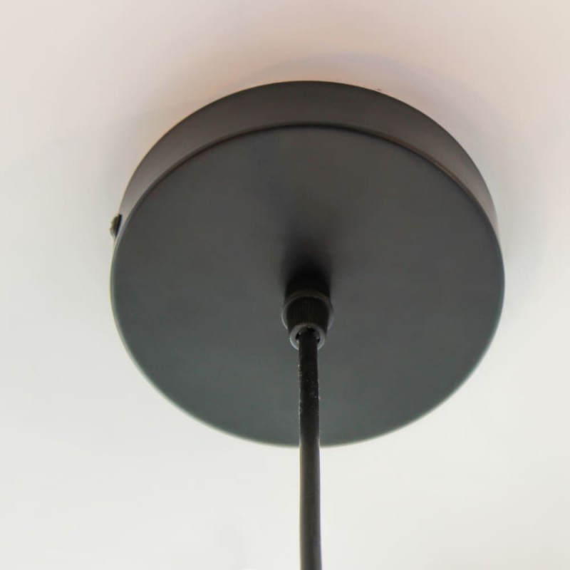 Detalle de la base de la lámpara de techo Bulb Vintage negro mate