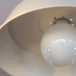 Detalle de portalámparas con bombilla vintage E27