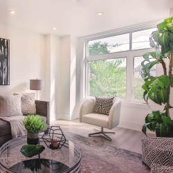 Salon moderno decorado con EMPOTRABLES HELIUM BLANCO