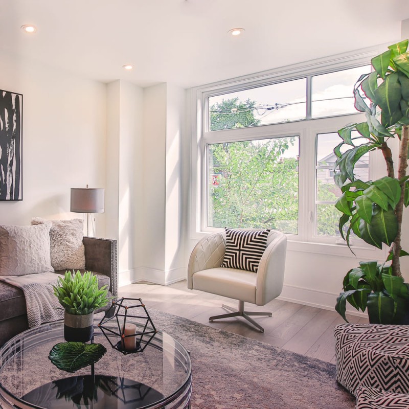 Salon moderno decorado con EMPOTRABLES HELIUM BLANCO