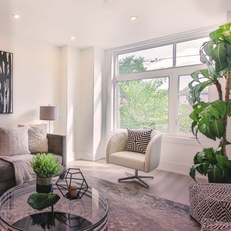 Salon moderno decorado con EMPOTRABLES HELIUM BLANCO