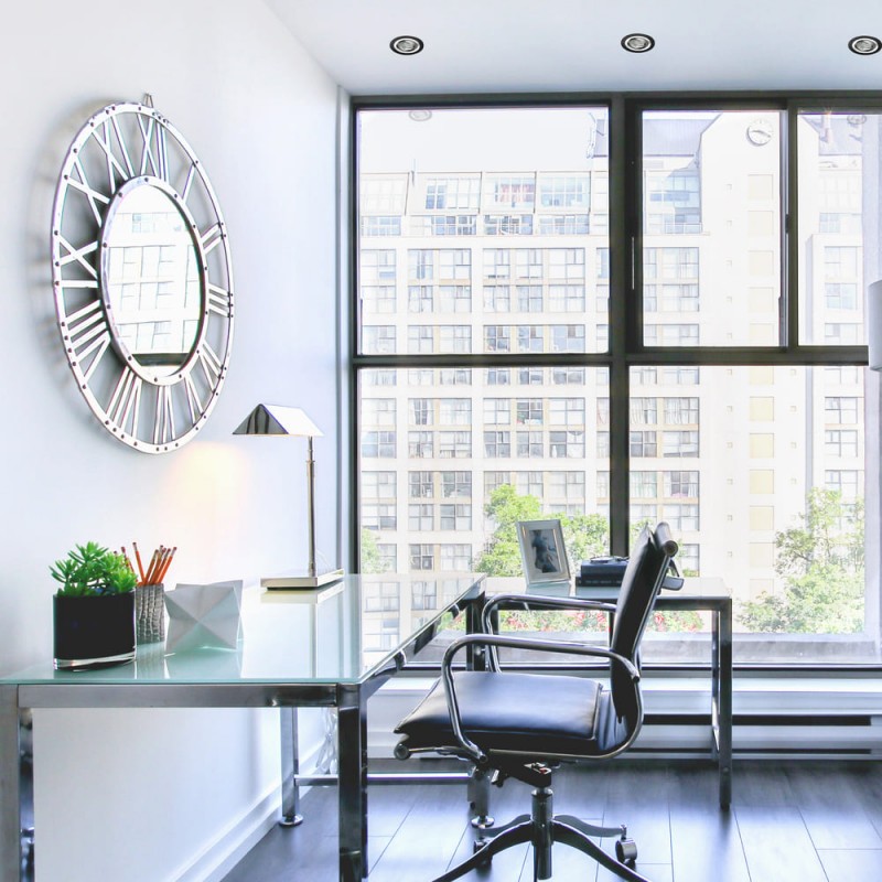 Habitación estudio decorado con EMPOTRABLE HELIUM REDONDO NEGRO y cromo