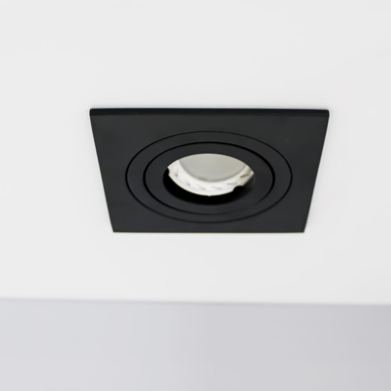 EMPOTRABLE CUADRADO BASCULANTE HELIUM NEGRO instalado en techo