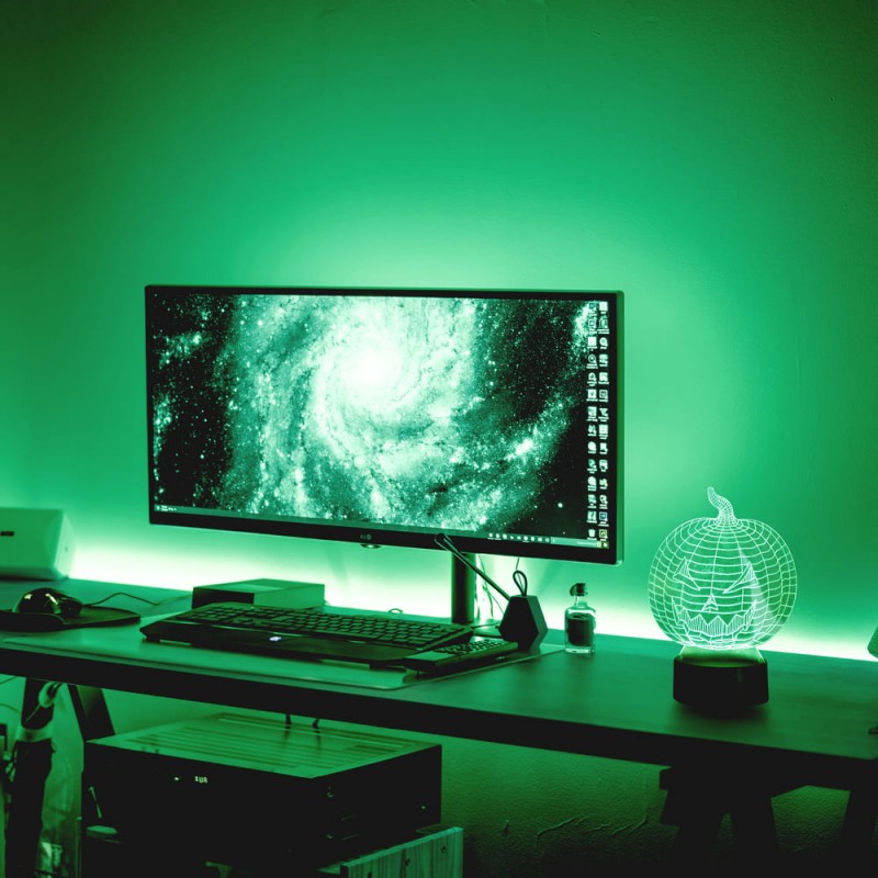 Mesa de escritorio con SOBREMESA 3D - CALABAZA encendida