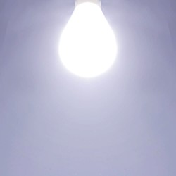 Bombilla LED G45 milky E14 6W 6000K encendida