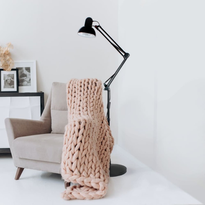 Salón estilo moderno con lámpara de pie Luxo negro.