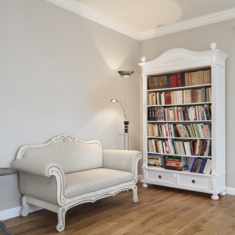 Sala de estar de estilo neoclásico con Lámpara de pie LED con USB Alari cuero