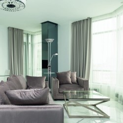 Salón de estilo moderno con Lámpara de pie LED con USB Alari níquel