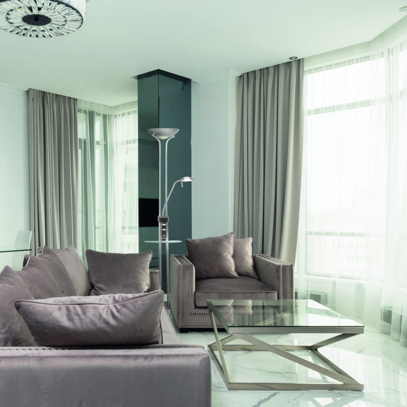 Salón de estilo moderno con Lámpara de pie LED con USB Alari níquel