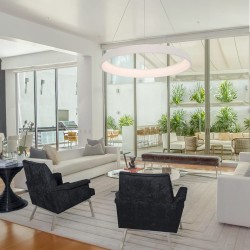 Salón amplio decorado con Lámpara colgante Lizer LED 72W blanca