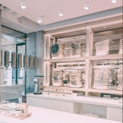 Comercio decorado con focos Fred 1xGU10 IP65 blanco