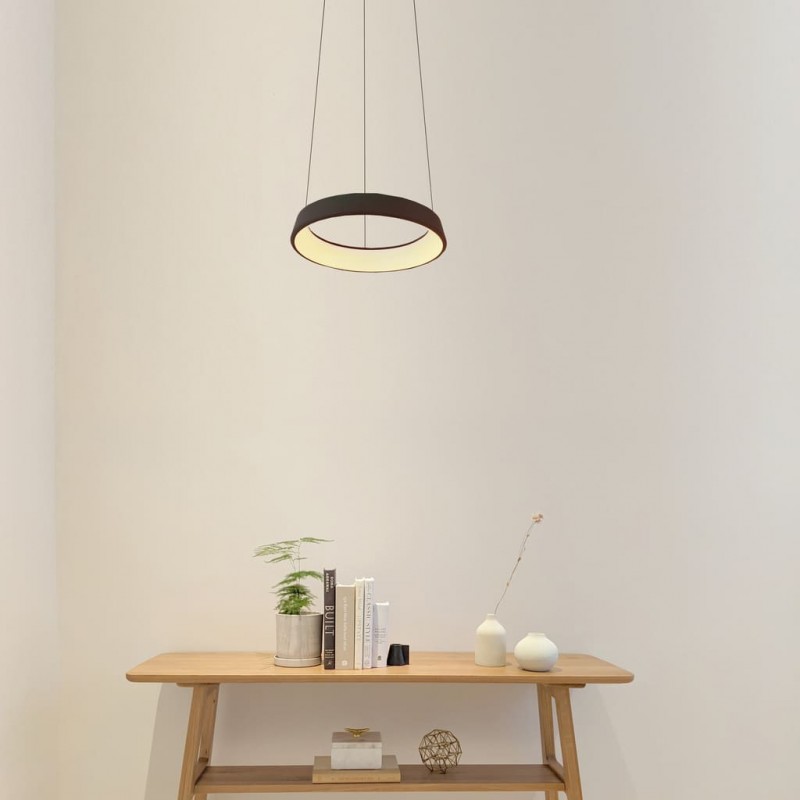 Escritorio decorado con una lámpara LED lizer color café de 21W