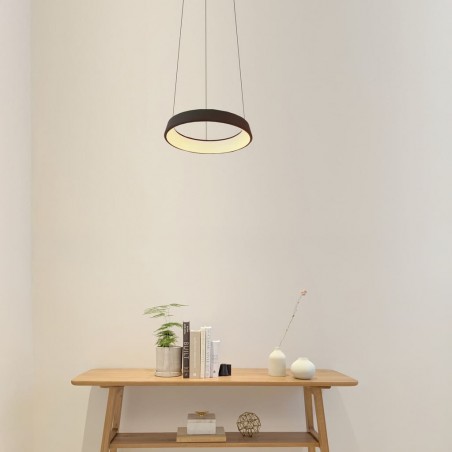 Escritorio decorado con una lámpara LED lizer color café de 21W