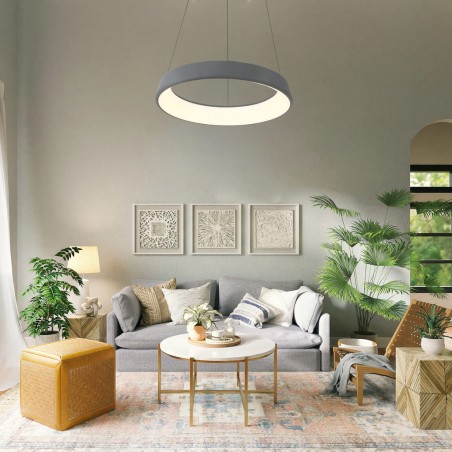 Sala de estar moderna y acogedora decorada con Lámpara colgante Lizer LED 48W plata