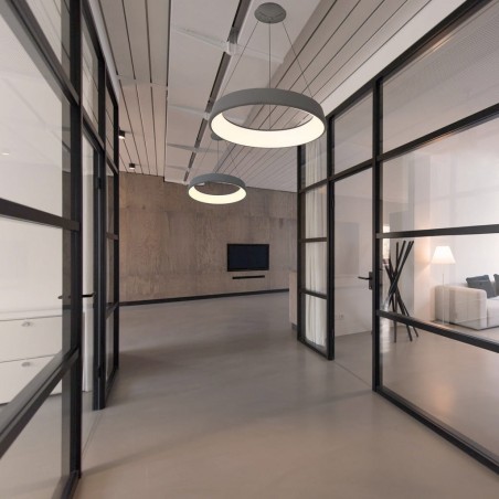 Espacio común decorado con Lámpara colgante Lizer LED 72W plata