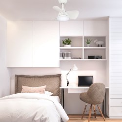 Dormitorio juvenil con Ventilador DC Blues blanco encendido con tono de luz neutro