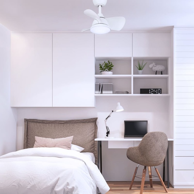 Dormitorio moderno con Ventilador DC Blues blanco instalado y encendido con luz fría