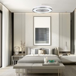 Dormitorio de diseño decorado con ventilador Yoli plata encendido con luz fría