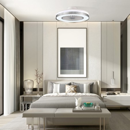 Dormitorio de diseño decorado con ventilador Yoli plata encendido con luz fría