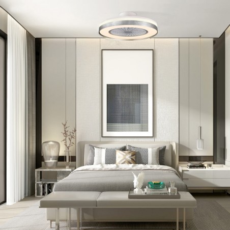 Dormitorio moderno decorado con ventilador Yoli color plateado encendido con luz cálida