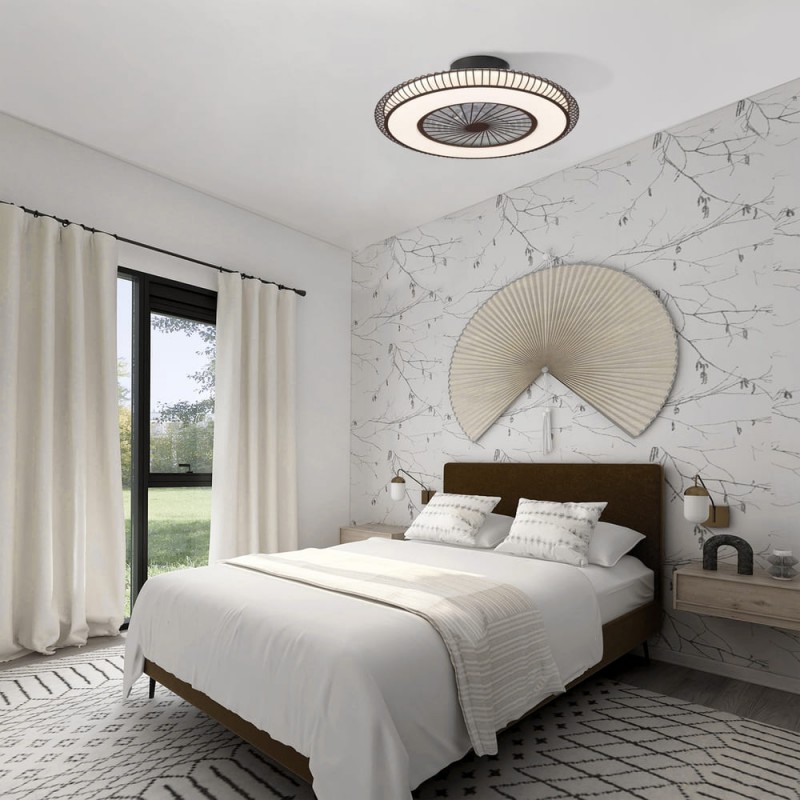 Dormitorio moderno tonos naturales decorado con  Ventilador DC Mirabel encendido con luz cálida