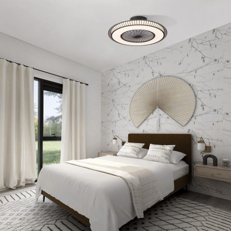 Dormitorio moderno tonos naturales decorado con  Ventilador DC Mirabel encendido con luz cálida