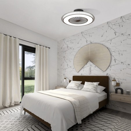 Dormitorio moderno tonos naturales decorado con  Ventilador DC Mirabel encendido con luz neutra