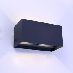 Aplique IP54 Cube led 4x5W 4000K antracita instalado en pared y encendido