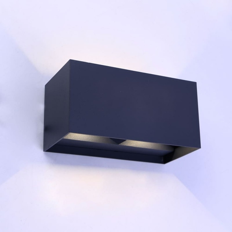 Aplique IP54 Cube led 4x5W 4000K antracita instalado en pared y encendido