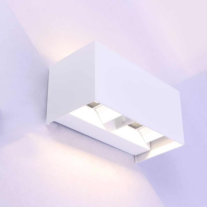 Aplique IP54 Cube led 4x5W 4000K blanco instalado en pared y encendido. Vista inferior