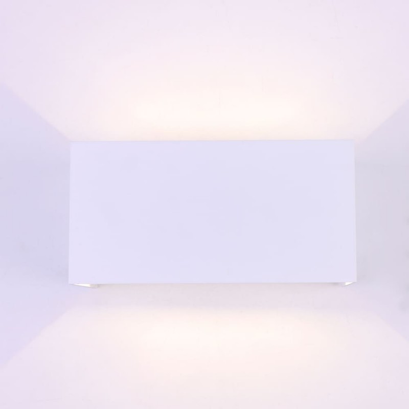 Aplique IP54 Cube led 4x5W 4000K blanco instalado en pared y encendido. Vista frotal