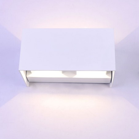 Aplique IP54 Cube led 4x5W 4000K blanco instalado en pared y encendido. Vista fontal inferior