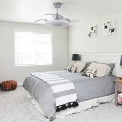 Dormitorio juvenil decorado con Ventilador DC Gaby LED RGB-CCT y Altavoz apagado