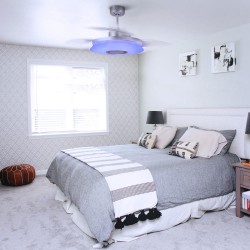 Dormitorio juvenil decorado con Ventilador DC Gaby LED RGB-CCT y Altavoz encendido luz violeta