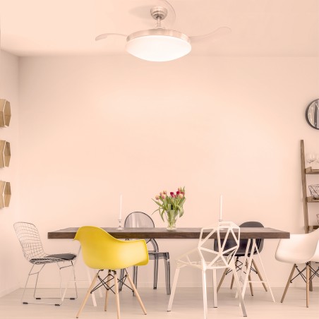 Sala de estar comedor con Ventilador DC María LE- CCT y Altavoz encendido en luz cálida