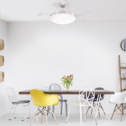 Sala de estar comedor con Ventilador DC María LE- CCT y Altavoz encendido en luz neutra