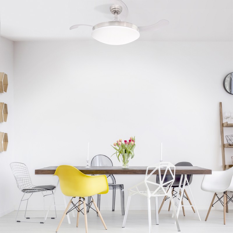 Sala de estar comedor con Ventilador DC María LE- CCT y Altavoz encendido en luz neutra