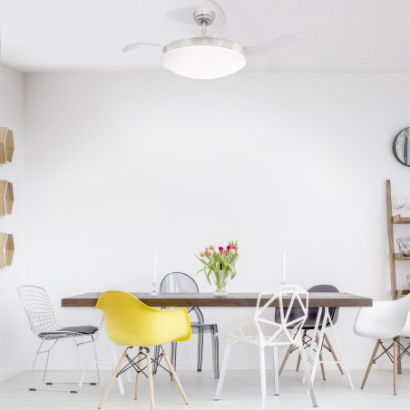 Sala de estar comedor con Ventilador DC María LE- CCT y Altavoz encendido en luz neutra