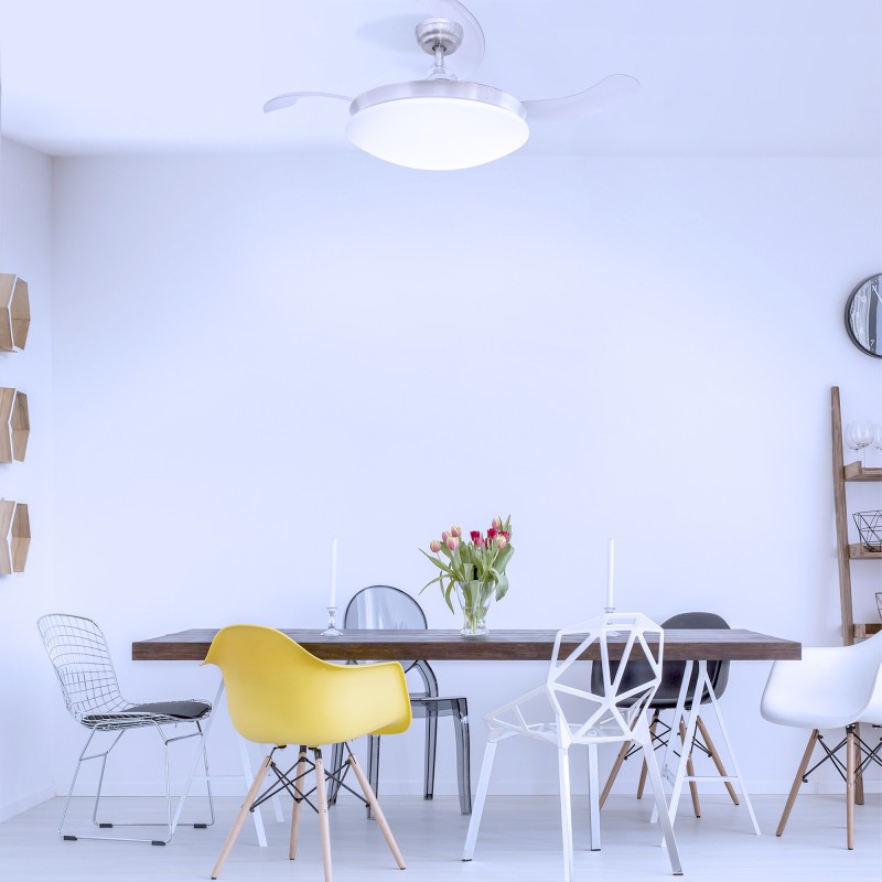 Sala de estar comedor con Ventilador DC María LE- CCT y Altavoz encendido en luz fría