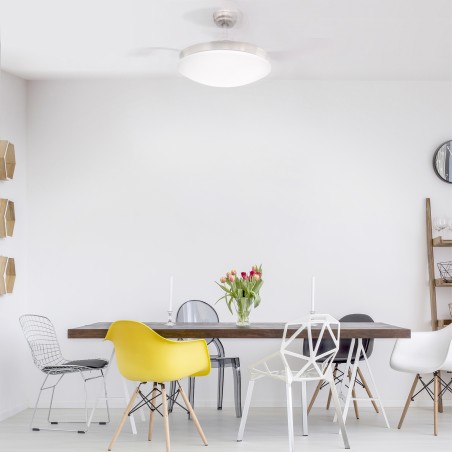 Sala de estar comedor con Ventilador DC María LE- CCT y Altavoz encendido en luz neutra con las palas en movimiento