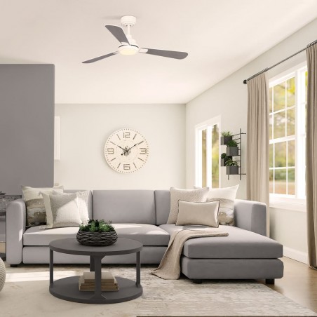 Salón de estilo moderno y acogedor decorado con Ventilador DC Noe encendido con luz cálida