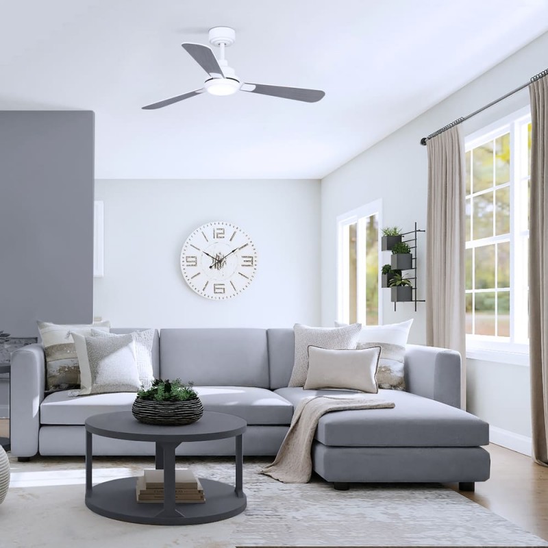 Salón de estilo moderno y acogedor decorado con Ventilador DC Noe encendido con luz fría