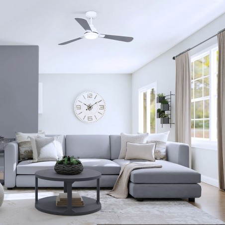 Salón de estilo moderno y acogedor decorado con Ventilador DC Noe encendido con luz fría