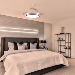 Dormitorio de diseño moderno con ventilador Louis blanco encendido con luz cálida