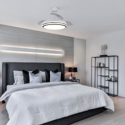 Dormitorio de diseño moderno con ventilador Louis blanco encendido