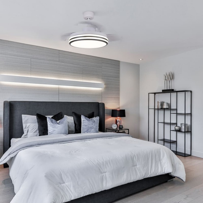 Dormitorio de diseño moderno con ventilador Louis blanco encendido