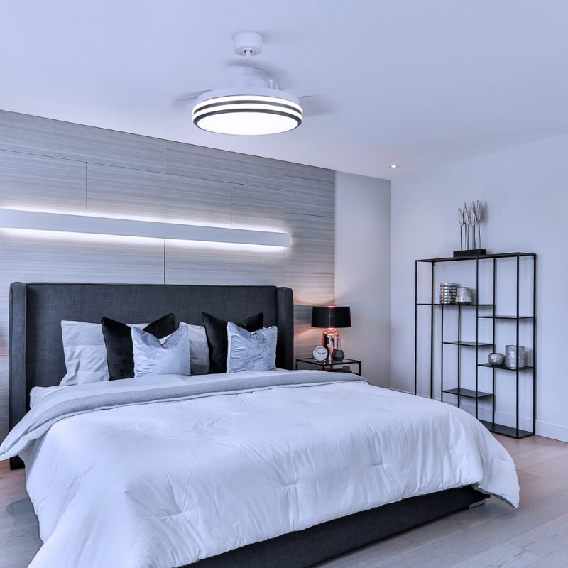 Dormitorio de diseño moderno con ventilador Louis blanco encendido con luz fría
