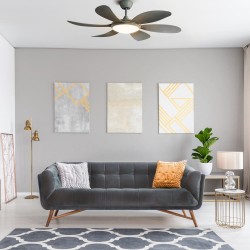 Salón acogedor de estilo moderno decorado con Ventilador DC Tanik gris Led 24W CCT encendido con luz cálida