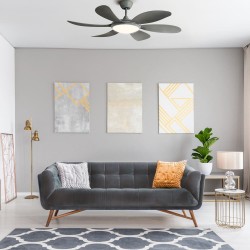 Salón acogedor de estilo moderno decorado con Ventilador DC Tanik gris Led 24W CCT encendido con luz neutra